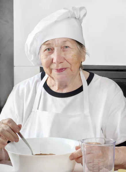 Kobieta starszy kucharz — Zdjęcie stockowe