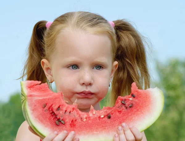 Bambino ragazza mangiare anguria — Foto Stock