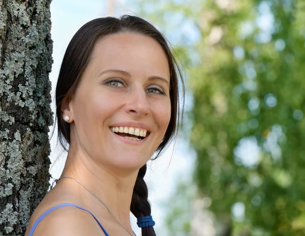 Unga leende kvinna utomhus på sommaren — Stockfoto