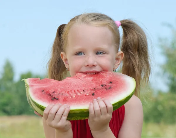 สาวน้อยกินแตงโม — ภาพถ่ายสต็อก