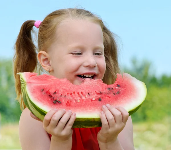 เด็กสาวกินแตงโม — ภาพถ่ายสต็อก