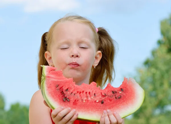 Malá holka jí meloun — Stock fotografie