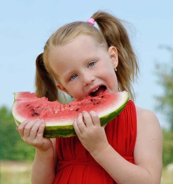 Malá holka jí meloun — Stock fotografie