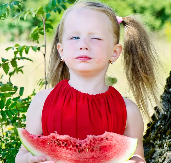Karpuz yiyen küçük kız — Stok fotoğraf