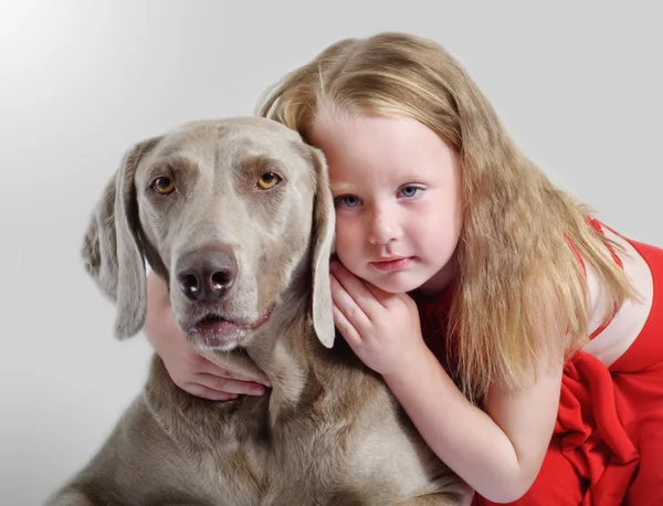 Fetiță cu câine — Fotografie, imagine de stoc