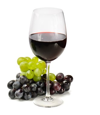 Beyaz arka planda izole edilmiş kırmızı şarap ve üzüm.