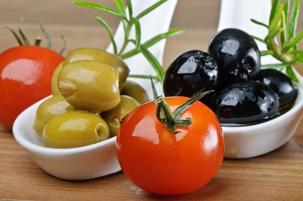 Oliwkami i pomidorami — Zdjęcie stockowe