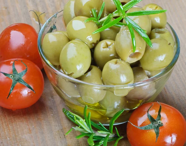 Zelené olivy a rajčaty — Stock fotografie
