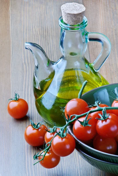 Olivenolje og tomater – stockfoto