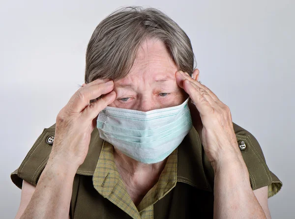 Senior vrouw dragen beschermend masker — Stockfoto