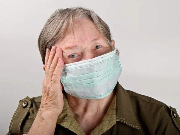 Senior kvinde iført beskyttende maske - Stock-foto
