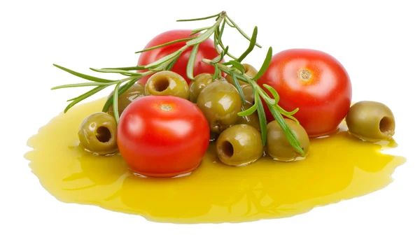 Azeitonas e tomates isolados a branco — Fotografia de Stock