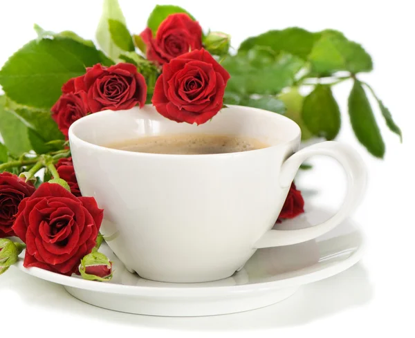 Kaffee und Rosen isoliert auf weiß — Stockfoto