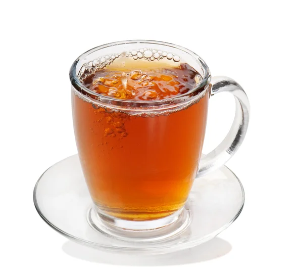 Beyaz arkaplanda izole edilmiş fincanda çay — Stok fotoğraf