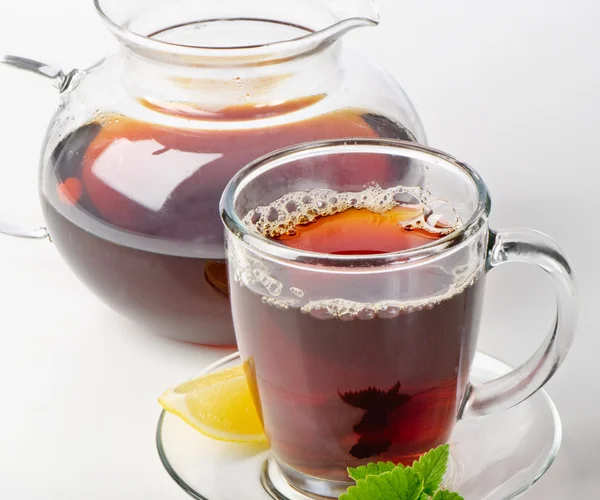 Tee in Tasse isoliert auf weißem Hintergrund — Stockfoto