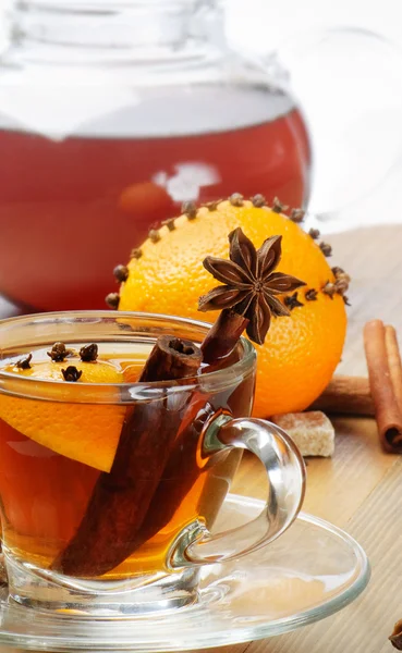Рождественский чай и апельсин — стоковое фото