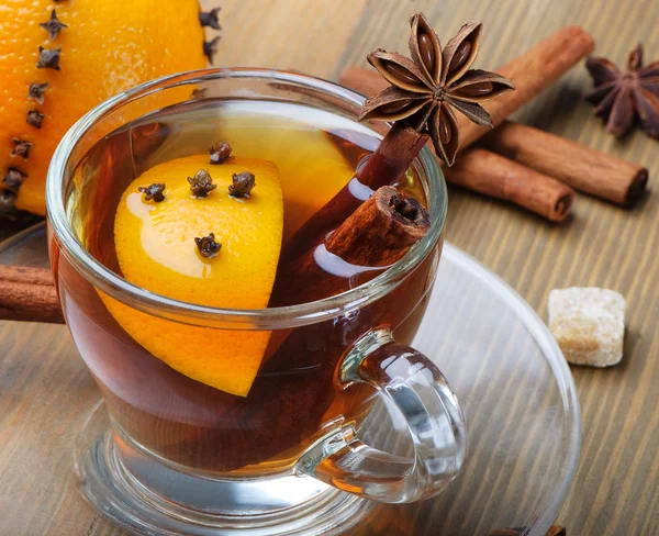 クリスマスのお茶とオレンジ — ストック写真