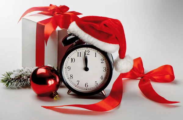 Reloj despertador con regalo — Stok fotoğraf