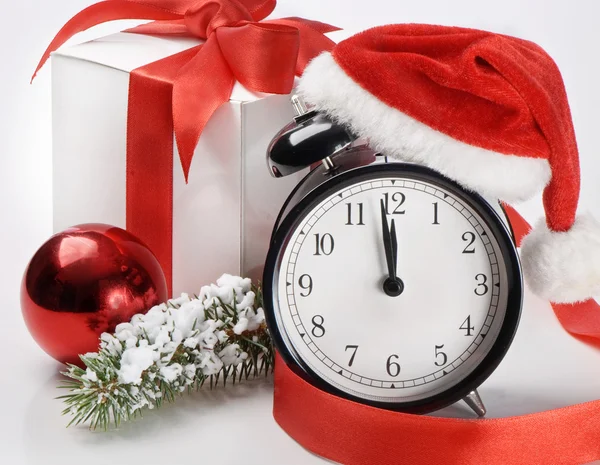 Relógio despertador com chapéu de Santa — Fotografia de Stock