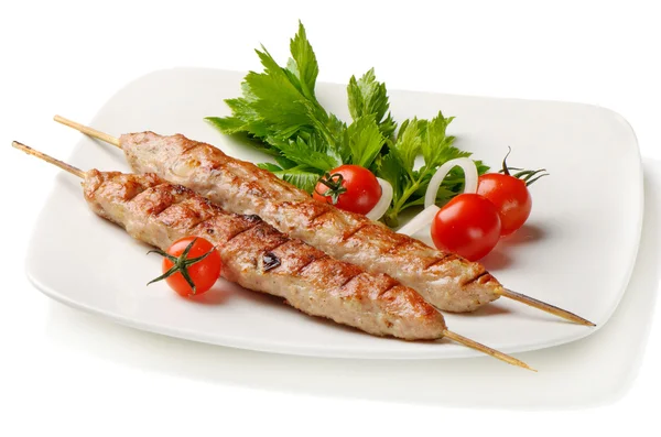 Kebabs servidos con tomates — Foto de Stock