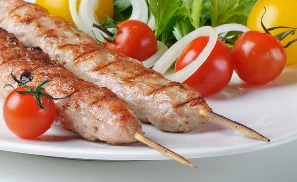 Kebabs served with tomatoes and parsley — Stock Photo, Image