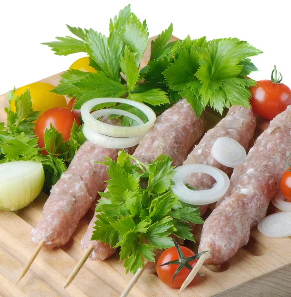 Kebabs servidos con tomates y perejil — Foto de Stock