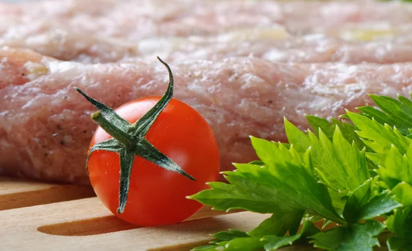 Кебабы с помидорами и петрушкой — стоковое фото