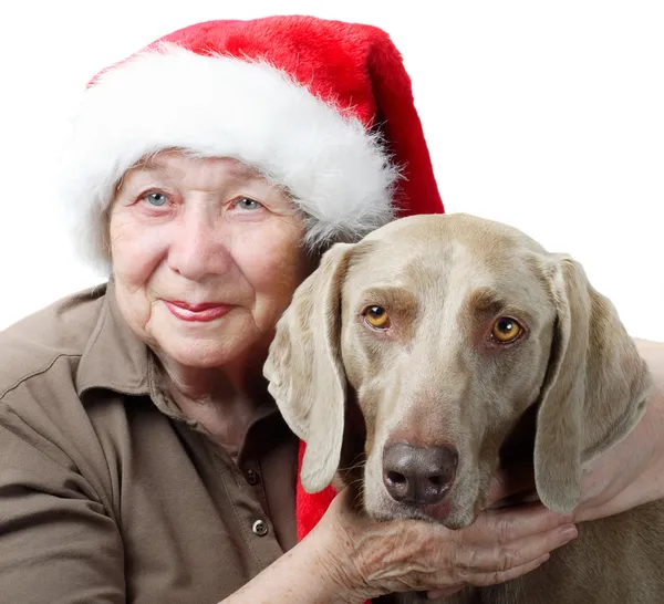 Senior hapy kvinna i santa hatt och hund — Stockfoto