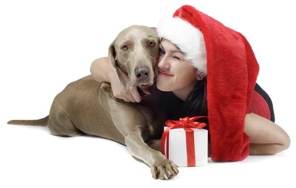Giovane donna, cane con regalo isolato su bianco — Foto Stock