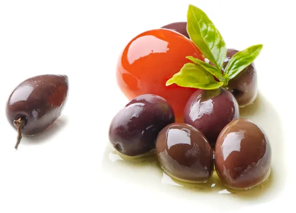 Oliven, Tomaten und Basilikum — Stockfoto