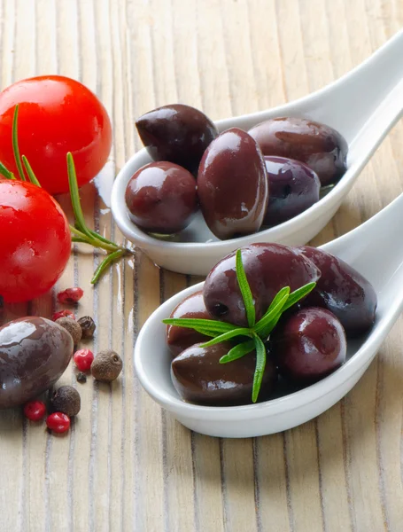 Olivy, rajčata a rozmarýn — Stock fotografie