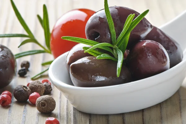 Olijven, tomaten en rozemarijn — Stockfoto