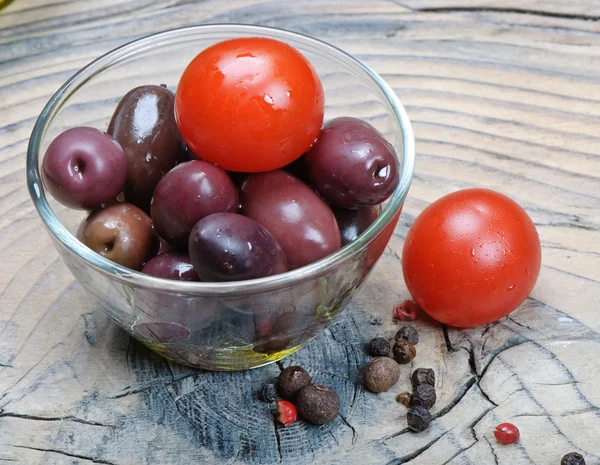 Оливки, помидоры — стоковое фото