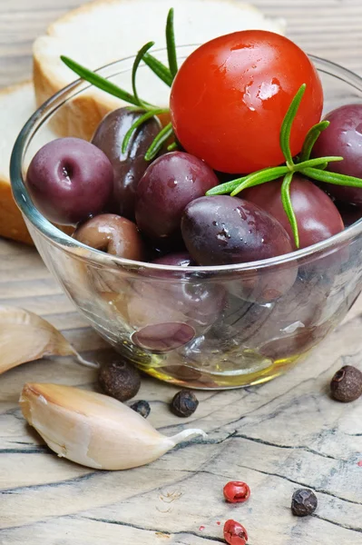 Olives and vegetables — Stock Photo, Image