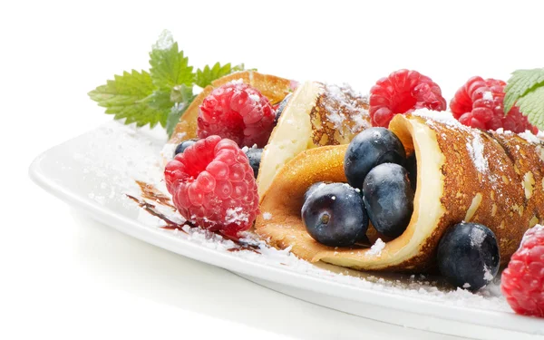 블루베리, 산딸기와 설탕 가루를 얹은 팬케이크 — 스톡 사진