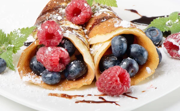 Pancakes topped with blueberries,raspberries, mint and Powdered — Stock Photo, Image