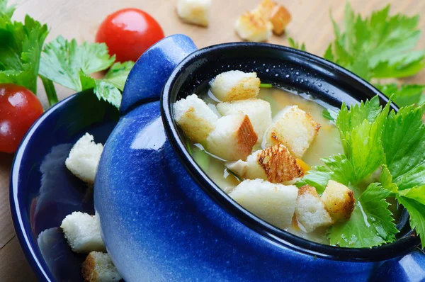 野菜スープ クルトンとパセリのソース — ストック写真