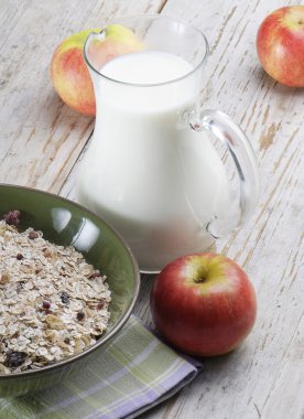 sağlıklı bir kahvaltı - müsli, süt ve elma