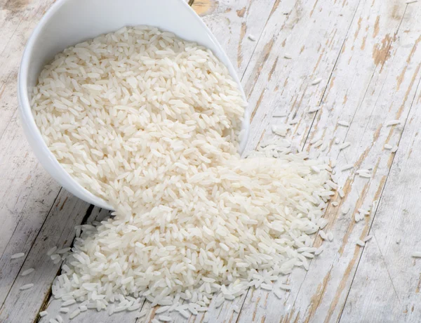 Рис на деревянном столе — стоковое фото