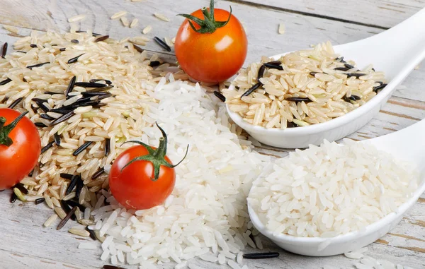 Wild and whole grain brown rice and tomatoes — Stock Photo, Image
