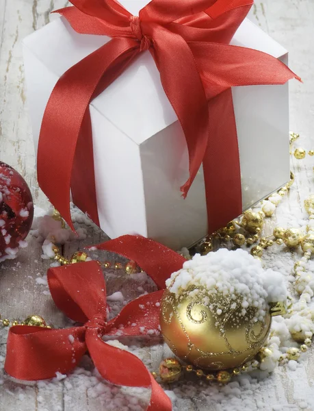 Julgranskulor och gåva — Stockfoto