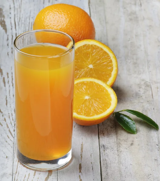 Χυμός πορτοκαλιού και πορτοκαλί — Φωτογραφία Αρχείου