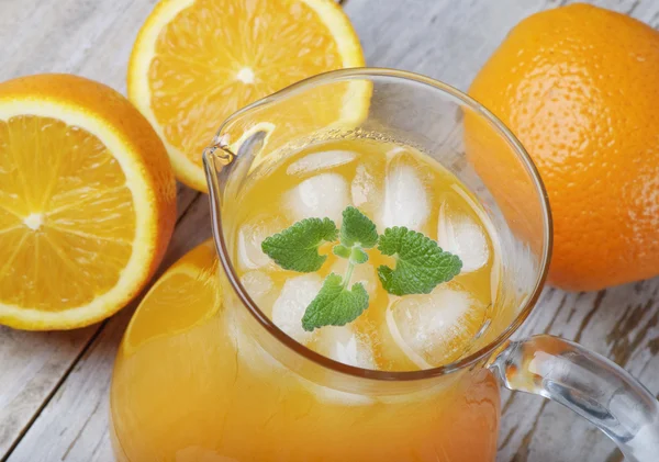 Oranje en oranje sap — Stockfoto