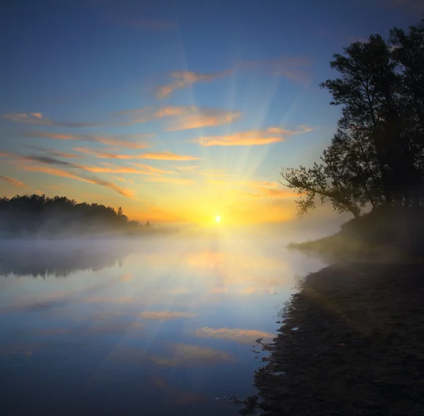 川沿いに美しい霧日の出 — ストック写真