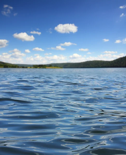 Dalgalar ile yaz göl — Stok fotoğraf