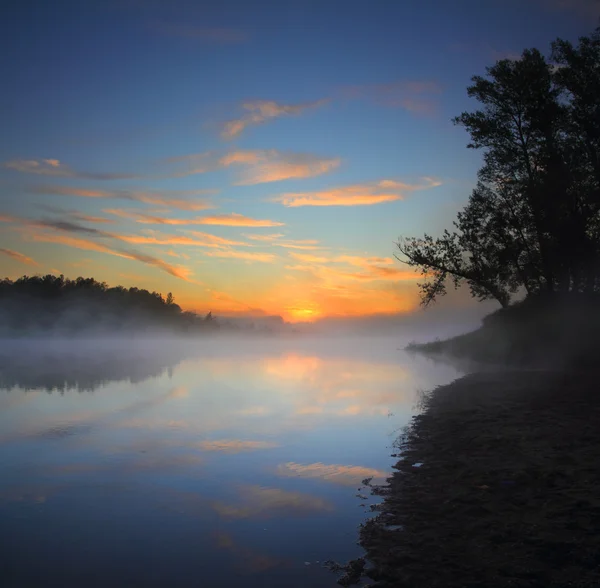 Bela neblina nascer do sol no rio — Fotografia de Stock