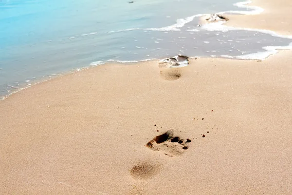 Empreintes sur la plage de sable — Photo