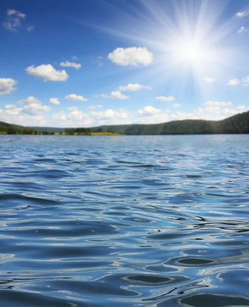 Літнє озеро з хвилями — стокове фото