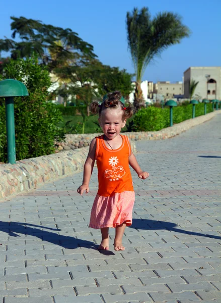 Ευτυχισμένη κοριτσάκι τρέχει — Φωτογραφία Αρχείου