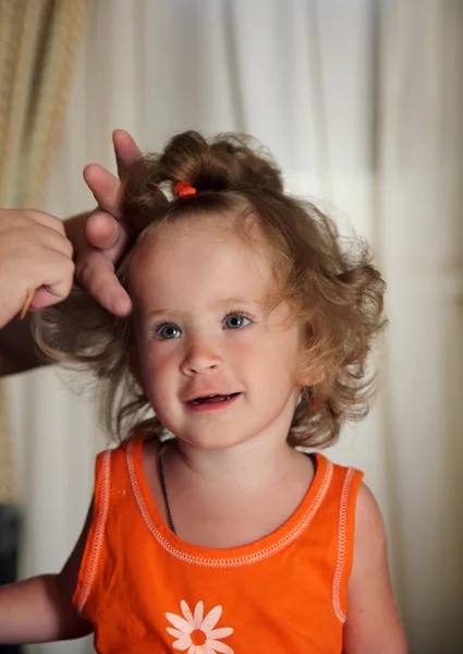 Combing hair little girl — Stock Photo, Image
